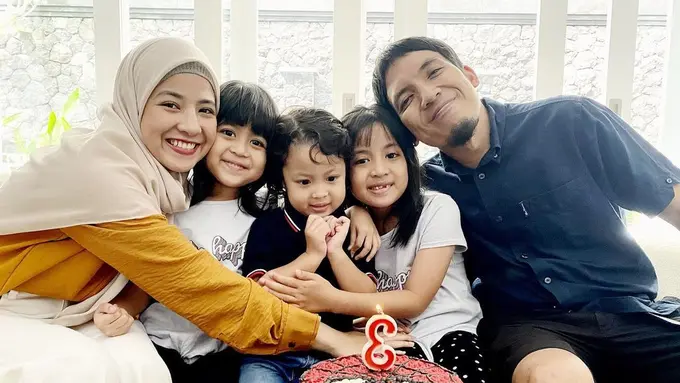 6 Momen Kompak Desta Bareng Ketiga Anaknya, Menangis Lihat Ayah Kalah Pingpong