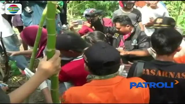 Diduga selamatkan diri dari aksi tawuran kelompok, seorang pelajar SMP ditemukan tewas di pinggir Kali Bekasi.