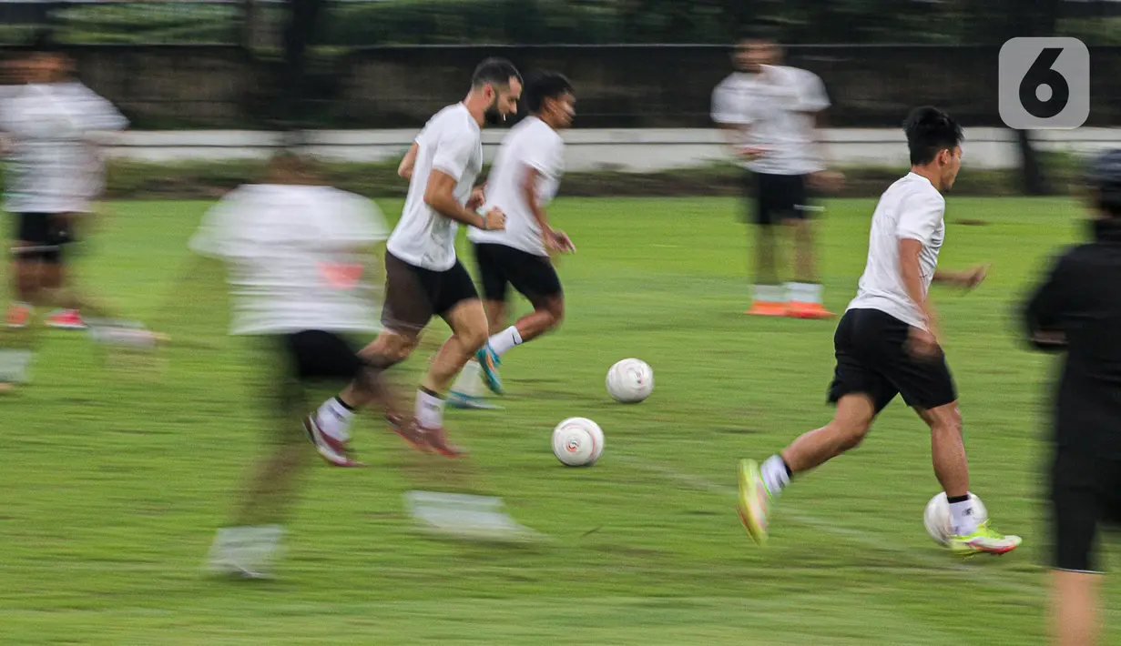 Pesepak bola Timnas Indonesia berlatih menjelang laga leg pertama kontra Vietnam pada semifinal Piala AFF 2022, di Lapangan A Kompleks Gelora Bung Karno, Jakarta, Rabu (4/1/2023). Skuad Garuda – julukan Timnas Indonesia –akan menjamu Vietnam pada semifinal Leg 1 Piala AFF 2022, Jumat 6 Januari 2023 mendatang. (Liputan6.com/Faizal Fanani)