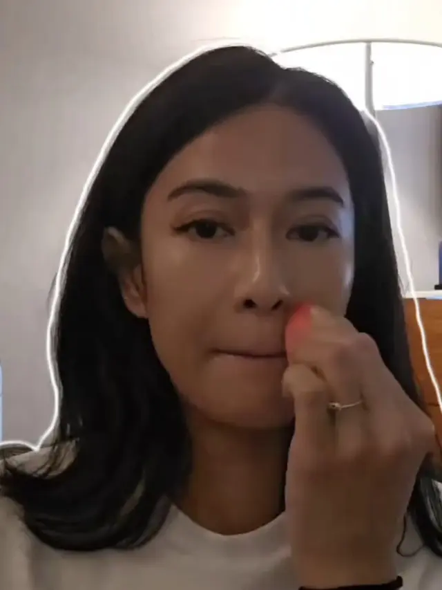 Dian Sastrowardoyo mengaplikasikan foundation di Toronto International Film Festival 2025. [@therealdisastr]