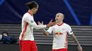 Pemain RB Leipzig, Angelino, melakukan selebrasi bersama Yussuf Poulsen usai mencetak gol ke gawang Basaksehir pada laga Liga Champions di Stadion RB Arena, Rabu (21/10/2020). RB Leipzig menang dengan skor 2-0. (AP/Markus Schreiber)