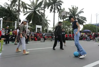 Perayaan Hari Buruh 2026 di Gedung DPR MPR diramaikan peserta aski yang menyulap jalanan menjadi tempat bermain bola. (Liputan6.com/Rifqy Alief Abiyya)