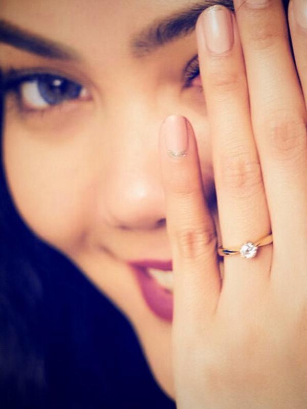 Rina Nose mengenakan cincin pertunangan (Sumber: Instagram/rinanose16)