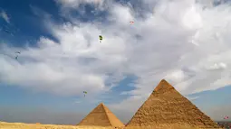 Para penerjun payung melayang di atas Piramida Agung dalam festival olahraga udara di Giza, Mesir, 8 November 2020. Parasut menghiasi langit Piramida Agung ketika puluhan penerjun payung kelas dunia berpartisipasi dalam festival olahraga udara ketiga pada 8-9 November. (Xinhua/Ahmed Gomaa)