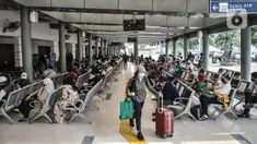 Calon penumpang antre untuk rapid test COVID-19 di Stasiun Pasar Senen, Jakarta, Senin (26/10/2020). Memasuki libur panjang, jumlah penumpang kereta jarak jauh mengalami lonjakan sehingga terjadi antrean panjang rapid test yang menjadi syarat wajib pengguna jasa KAI. (merdeka.com/Iqbal S. Nugroho)