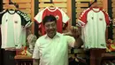 Presiden Persija Jakarta, Gede Widiade melakukan sesi foto pada salah satu gerai The Jakmania di Percetakan Negara, Selasa (12/9/2017). Persija dan The Jakmania resmi meluncurkan 43 store di Jabodetabek. (Bola.com/Nicklas Hanoatubun)