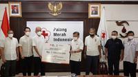 Toyota Indonesia bersama rantai pasoknya menyerahkan donasi sebesar Rp 1,1 miliar kepada Palang Merah Indonesia. (Toyota Indonesia)