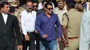 Aktor Bollywood India Salman Khan keluar dari sebuah pengadilan di Jodhpur, India (7/5). Salman Khan didampingi tim kuasa hukumnya menyambangi pengadilan tersebut untuk melakukan penangguhan gugatan. (STR/AFP)