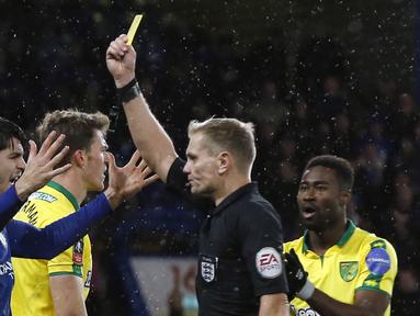 Wasit, Graham Scott memberikan kartu kuning kepada Alvaro Morata saat laga babak ketiga Piala FA di Stamford Bridge, London, (17/1/2018). Chelsea menang lewat adu penalti 5-3. (AP/Alastair Grant)
