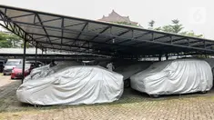 Suasana gudang penyimpanan kendaraan roda empat di PT Pegadaian (Persero), Kebon Nanas, Jakarta, Kamis (15/10/2020). Jumlah nasabah yang ingin menggadaikan kendaraannya di pegadaian selama pandemi COVID-19 pun terus meningkat. (Liputan6.com/Johan Tallo)