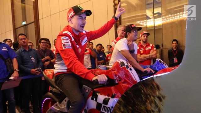 Ketika Duo Pembalap Ducati, Lorenzo dan Dovizioso Adu Cepat di Game Moto GP