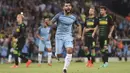 Bomber Manchester City, Sergio Aguero, merayakan gol yang dicetaknya ke gawang Borussia M'Gladbach. Pada laga ini Aguero berhasil mencetak hat-trick, sementara satu gol lainnya diciptakan Kalechi Iheanacho. (AFP/Paul Ellis)