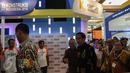 Presiden Joko Widodo saat meninjau stand Indonesia Infrastructure Week (IIW) dan Konstruksi Indonesia Tahun 2016 di Jakarta, Rabu (9/11). IIW 2016 menghadirkan 600 peserta pameran dari 37 negara. (Liputan6.com/Faizal Fanani)
