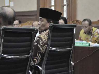 Mantan Ketua DPR Ade Komarudin saat memberi kesaksian di sidang lanjutan sidang perkara korupsi e-KTP, di Gedung Tipikor, Jakarta, Kamis (6/4). Ade Komaruddin mengaku tidak pernah menerima uang terkait proyek e-KTP. (Liputan6.com/Helmi Afandi)
