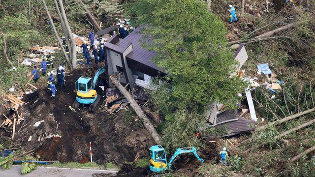 Gempa Guncang Jepang, Terjangan Tanah Longsor Timbun Rumah Warga
