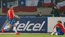 Penyerang Chile, Alexis Sanchez (kiri) melakukan selebrasi usai mencetak gol ke gawang Bolivia saat pertandingan Copa Amerika 2015 di Estadio Nacional, Santiago, Chile, (20/6/2015). Chile menang telak 5-0 atas Bolivia. (REUTERS/Henry Romero)