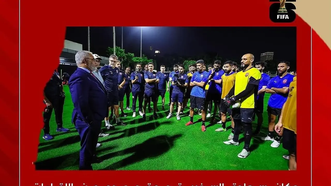 Duta Besar Bahrain untuk Indonesia, Ahmed Abdulla Alharmasi Alhajeri mengunjungi skuad Timnas Bahrain di GBK jelang laga Timnas Indonesia vs Bahrain. (Instagram @bahrainembind)