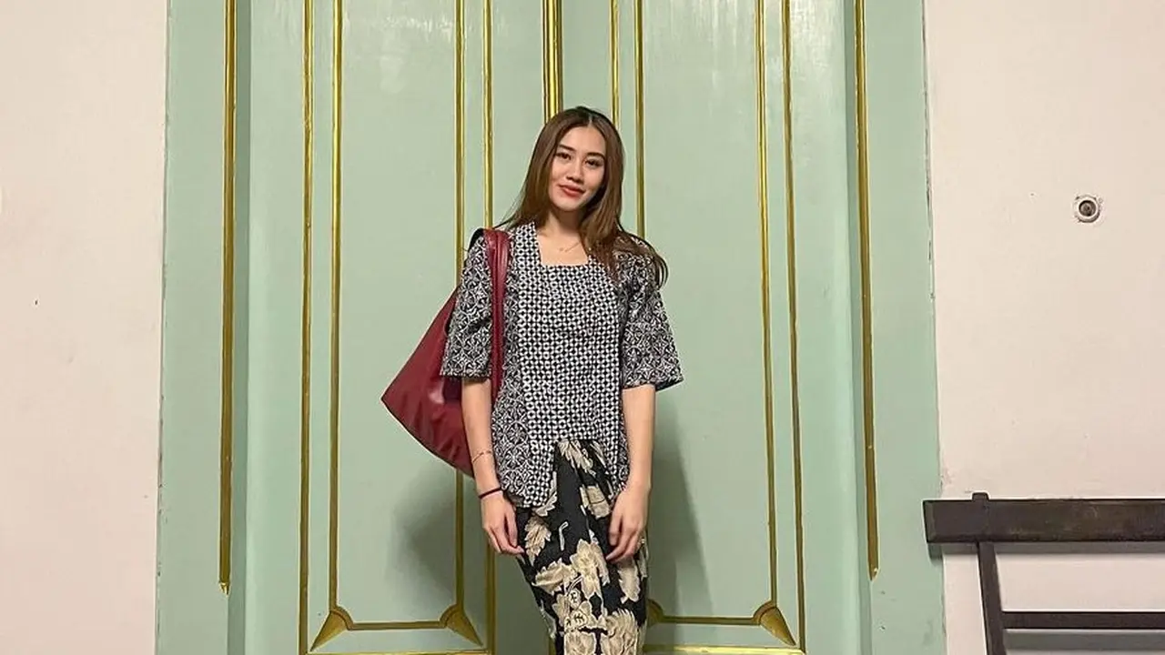 Aaliyah Massaid kenakan kebaya modern (Instagram/aaliyah.massaid)