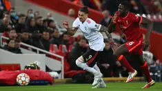 Penyerang Benfica asal Uruguay Darwin Nunez (kiri) berusaha melewati bek Liverpool, Ibrahima Konate dalam pertandingan leg kedua perempat final Liga Champions di stadion Anfield, di Liverpool, pada 13 April 2022. Liverpool akhirnya umumkan Darwin Nunez sebagai pemain baru mereka di bursa transfer musim panas 2022 ini. (AFP/Paul Ellis)