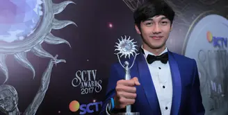 Caesar Hito berhasil menjadi pemenang dalam kategori Aktor Pendamping Paling Ngetop berkat aktingnya di sinetron Anak Langit. (Adrian Putra/Bintang.com)