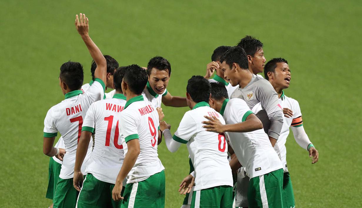 Saling memberi semangat sebelum memulai pertandingan. (Bola.com/Arief Bagus)