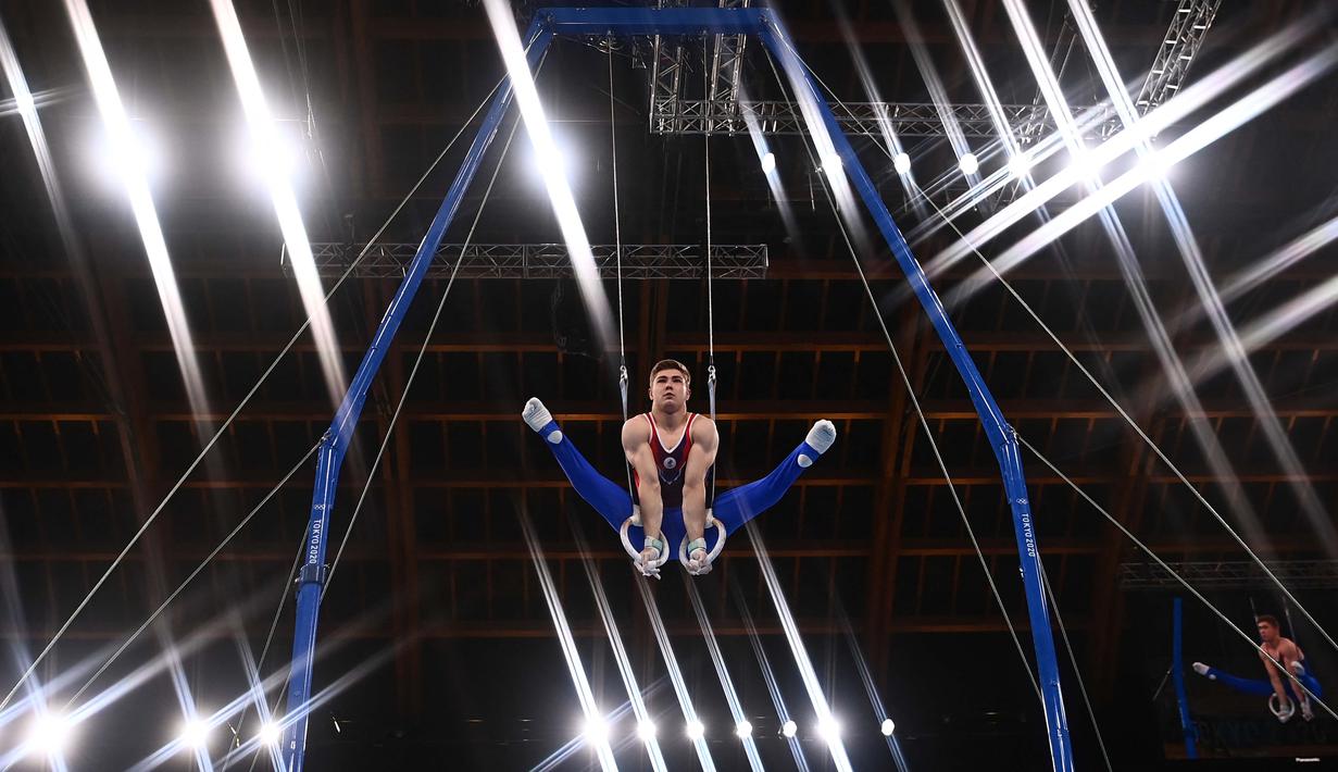 Atlet Komite Olahraga Rusia Aleksandr Kartsev bertanding dalam babak penyisihan senam artistik putra pada Olimpiade Tokyo 2020 di Ariake Gymnastics Center, Tokyo, Sabtu (24/7/2021). (Foto: AFP/Loic Venance)