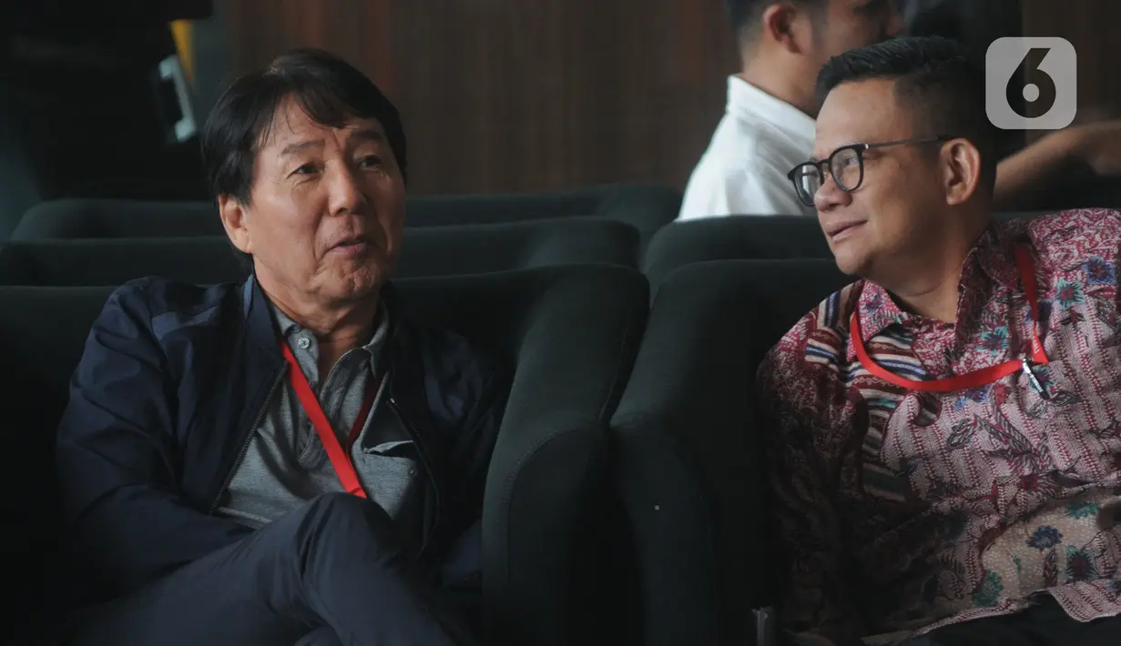 General Manager Hyundai Engineering Construction, Henry Jung (kiri) berada di ruang tunggu sebelum pemeriksaan di gedung KPK, Jakarta, Kamis (5/12/2019). Henry Jung diperiksa sebagai tersangka terkait suap perizinan terhadap mantan Bupati Cirebon Sunjaya Purwadisastra. (merdeka.com/Dwi Narwoko)