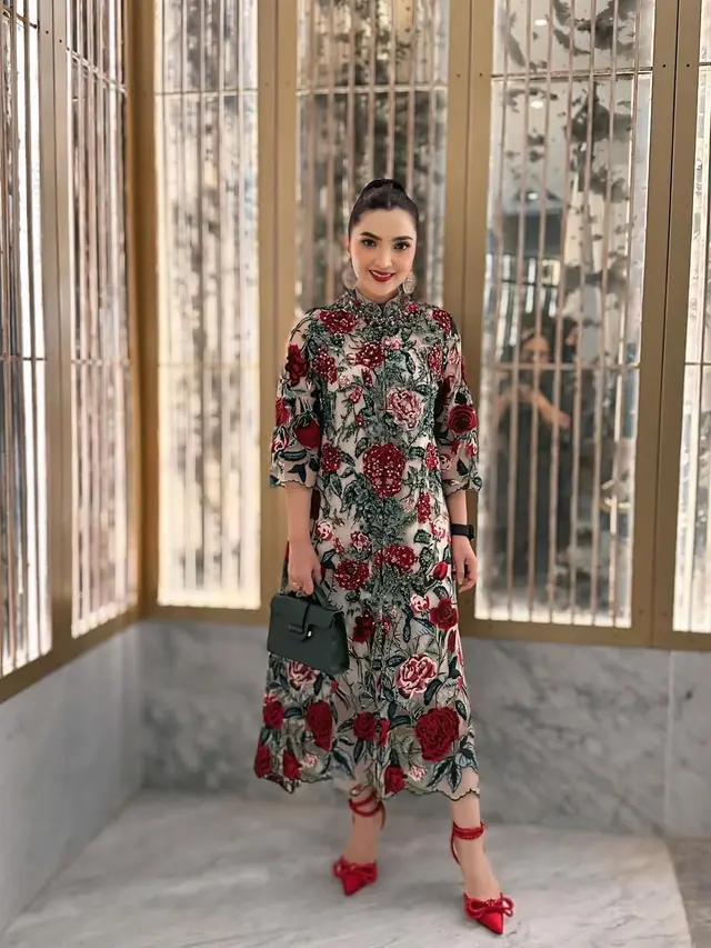 Gaya Elegan Ashanty Pakai Dress Brokat, Tampil Menawan dalam Setiap Momen