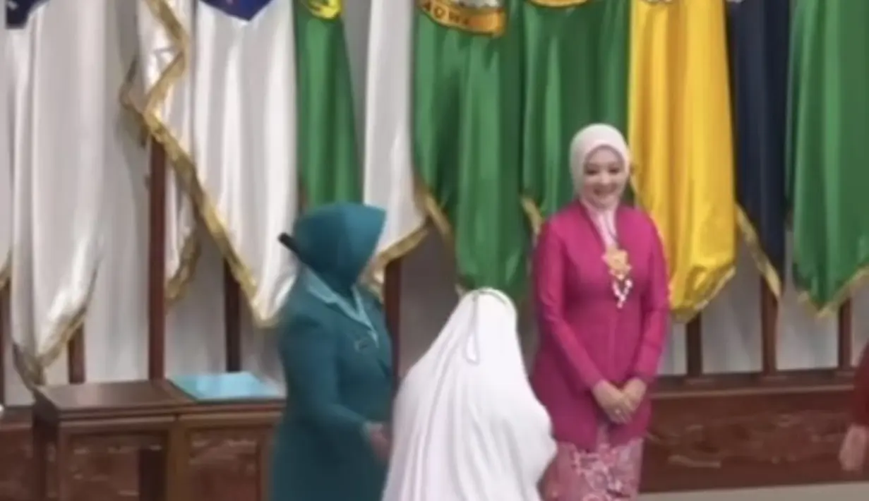 Atalia juga memukau mengenakan kebaya pink dengan bros keemasan, dipadukan kain batik sebagai bawahan.  [@ataliapr]