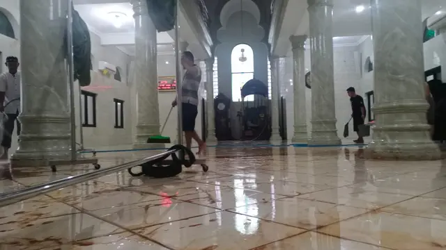 Ruas jalan di Rawa Buntu raya, Kecamatan Serpong, Tangerang Selatan (Tangsel), kembali tergenang setelah diguyur hujan dengan intensitas tinggi, Jumat (23/9/2022).