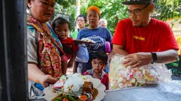 Lebih dari 250 paket nasi dibagikan secara gratis yang dilakukan Alumni SMAN 28  Jakarta kepada warga tidak mampu. (merdeka.com/Arie Basuki)