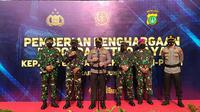 Kapolda Metro Jaya berikan penghargaan kepada jajarannya personel TNI-Polri yang berhasil cegah pemudik keluar Jakarta saat Lebaran 2021. (Liputan6.com/Ady Anugrahadi)