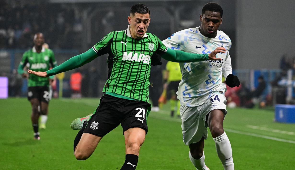 Pemain Sassuolo, Jay Idzes (kanan) berebut bola dengan pemain Inter Milan, Ange-Yoan Bonny dalam laga lanjutan Liga Italia 2025/2026 di Mapei Stadium, Minggu (08/02/2026) waktu setempat. (AFP/Piero Cruciatti)