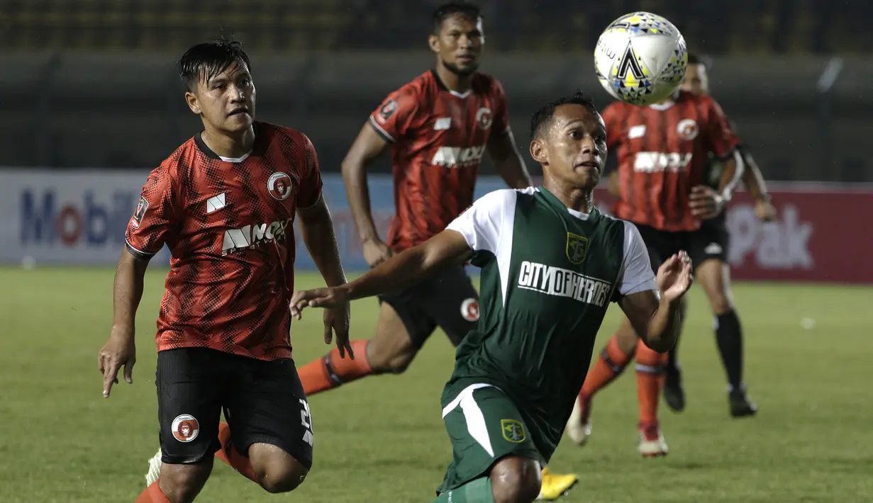 Sejak kecil Irfan Jaya memang menyukai sepak bola. Meski awalnya sempat ditentang orang tuanya, Irja tetap bersikeras ingin menjadi pesepak bola profesional. Ia kemudian dimasukkan ke SSB Sinoa dan berhasil lolos seleksi PORDA. (Bola.com/Yoppy Renato)