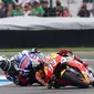 Marc Marquez menyalip Jorge Lorenzo di 3 lap akhir MotoGP Indianapolis. (Crash)