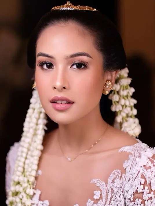 Maudy Ayunda saat menikah pun memilih tampil flawless. MUA Marlene Hariman mengaplikasikan lipstik pink matte dan blush on tipis. [@marlenehariman]