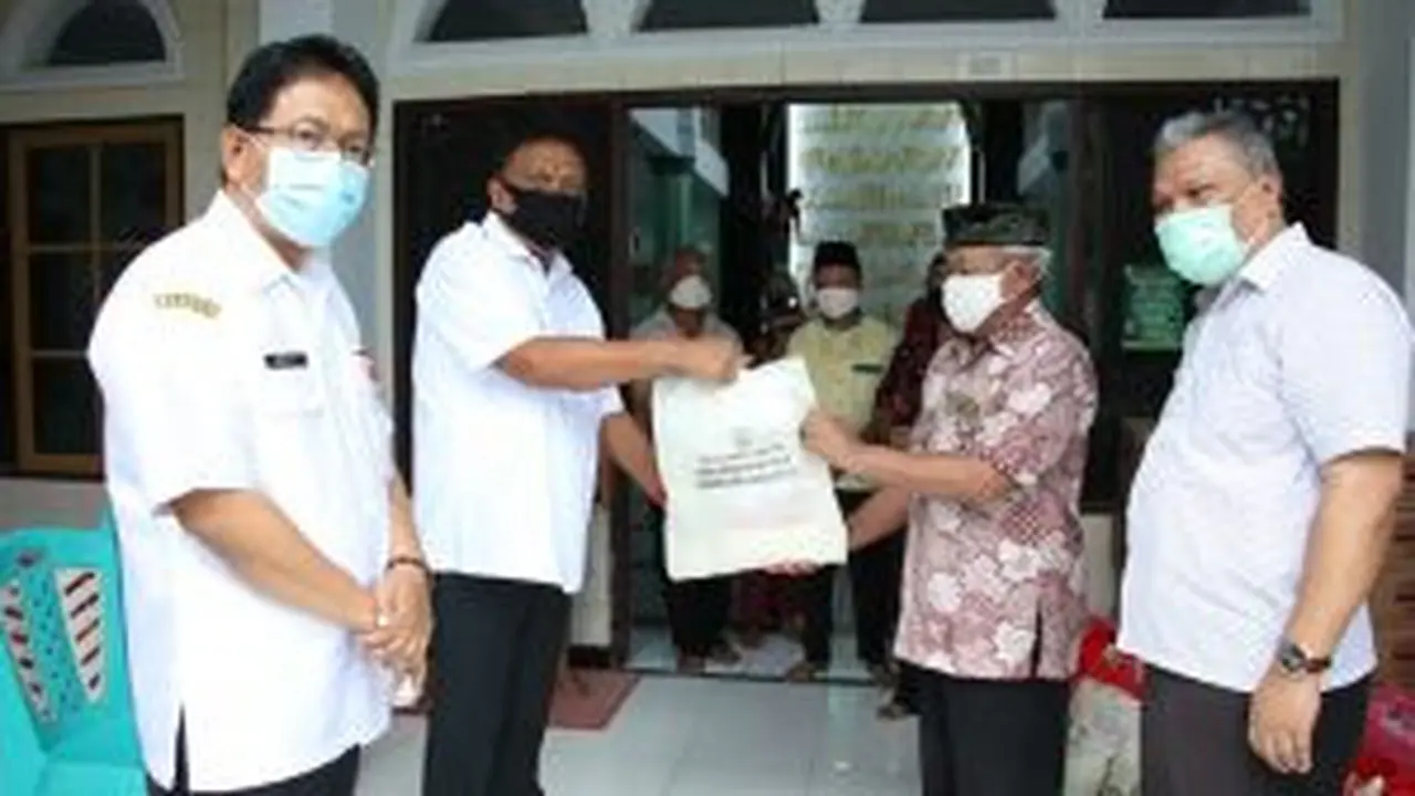 Gubernur Sulut Olly Dondokambey menyalurkan bantuan di salah satu rumah ibadah.