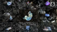 Foto kombinasi memperlihatkan sampah-sampah di antara karang Pantai Anyer, Kabupaten Serang, Banten, Sabtu (5/9/2020). Minimnya kesadaran wisatawan yang menyisakan sampah di antara karang Pantai Anyer menjadikan pemandangan kurang sedap dipandang mata. (Liputan6.com/Johan Tallo)