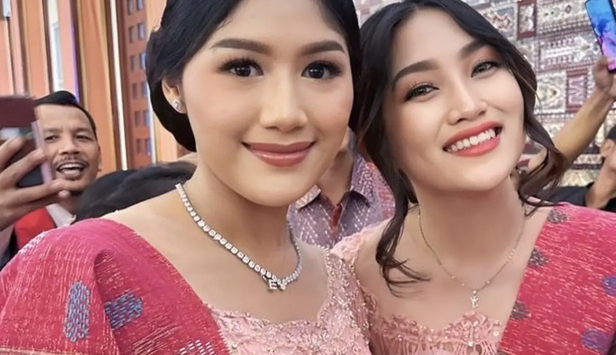 <p>Untuk makeup Erina memilih lipstik coklat glossy dengan blush pink pink tipis. Dan riasan mata yang natural. [@virgyatak]</p>