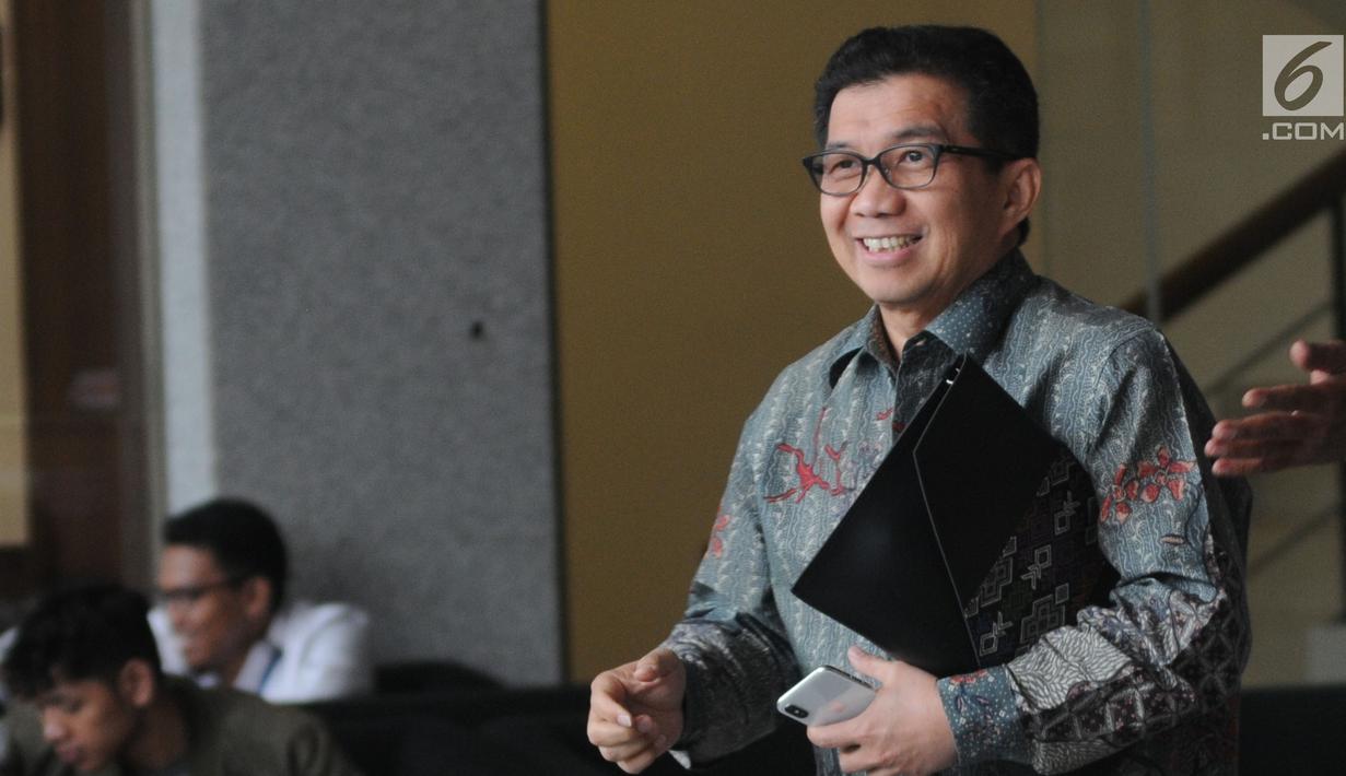 Mantan Deputi Gubernur Bank Indonesia Muliaman D Hadad usai menjalani pemeriksaan oleh penyidik di Gedung KPK, Jakarta, Senin (27/5/2019). Muliaman diperiksa untuk dimintai keterangan terkait pengembangan kasus Bank Century. (merdeka.com/Dwi Narwoko)