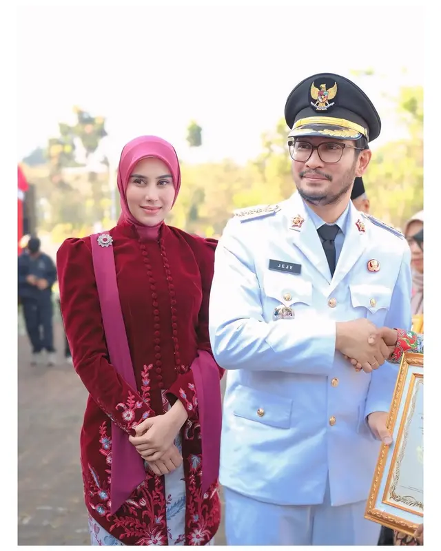 7 Potret Syahnaz Sadiqah perdana sebagai istri bupati di upacara HUT ke-80 RI, anggun berkebaya merah