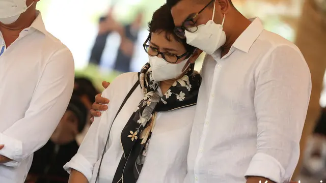7 Momen Pemakaman Maura Magnalia Putri Nurul Arifin, Keluarga Saling Menguatkan