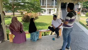 Keluarga santriwati keracunan makanan menunggu di rumah sakit Ujung Tanjung, Rokan Hilir. (Liputan6.com/M Syukur)