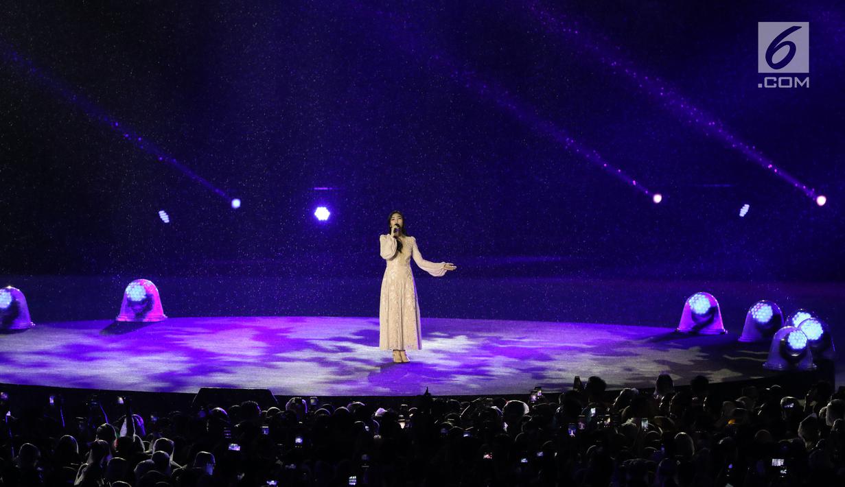 Penyanyi Isyana Sarasvati tampil dalam Upacara Penutupan Asian Games 2018 di Stadion Utama Gelora Bung Karno, Jakarta, Minggu (2/9). Isyana yang mengenakan kebaya berwarna merah muda sukses menyihir para penonton. (Liputan6.com/Helmi Fithriansyah)