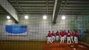 Anggota tim bisbol Jepang berkumpul di dalam salah satu ruangan di Stadion Bisbol Fukushima Azuma menjelang pertandingan bisbol Olimpiade Tokyo 2020 melawan Republik Dominika, Selasa (27/7/2021). (Foto: AP/Jae C.Hong)