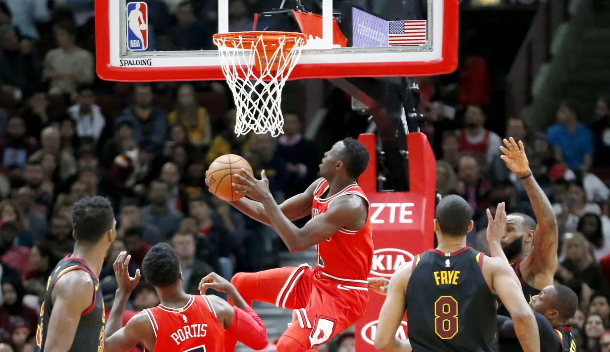 Pebasket Chicago Bulls, Jerian Grant, melakukan lay up saat melawan Cleveland Cavaliers pada laga NBA di United Center, Selasa (5/12/2017). Cleveland Cavaliers menang 113-91 atas Chicago Bulls. (AP/Charles Rex Arbogast)