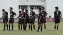 Pemain STKIP Mega Resky tampak tegang saat adu penalti melawan STIMED Nusa Palapa pada final Torabika Campus Cup 2017 di Stadion UNM, Makassar, Kamis, (19/10/2017). STIMED Nusa Palapa menang adu penalti atas STKIP Mega Resky. (Bola.com/M Iqbal Ichsan)