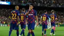 Striker Barcelona, Luis Suarez, merayakan gol yang dicetaknya ke gawang Inter Milan pada laga Liga Champions di Stadion Camp Nou, Barcelona, Rabu (2/10). Barcelona menang 2-1 atas Inter. (AFP/Lluis Gene)
