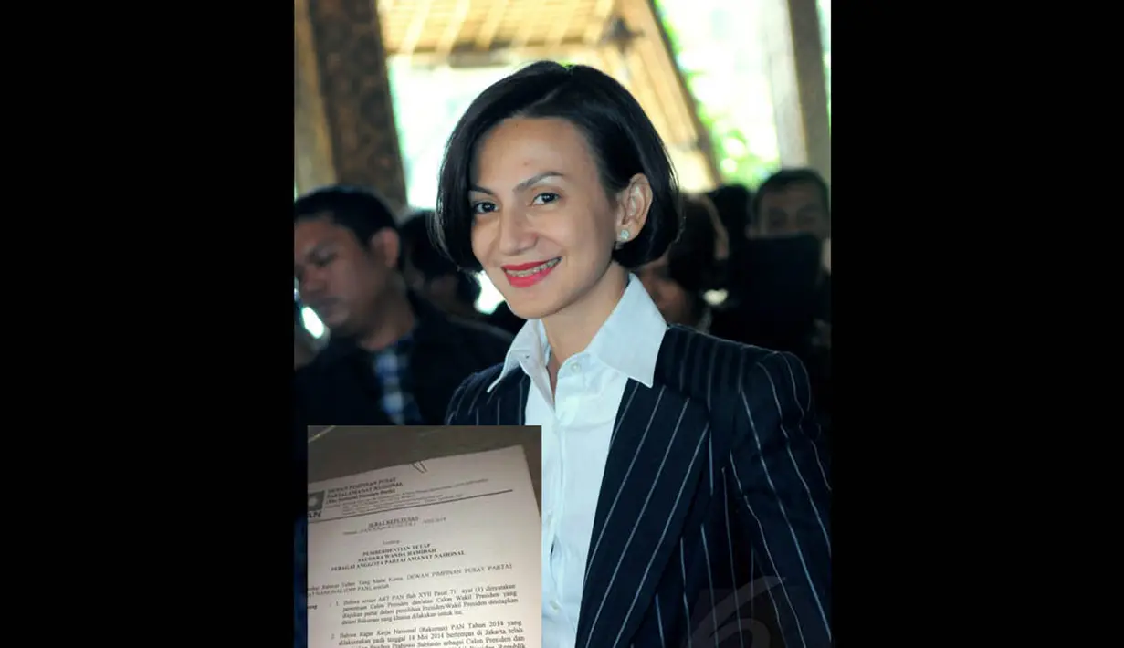 Sebelumnya, pada 15 September 2014 kemarin, Wanda Hamidah mengunggah ke akun twitternya foto surat keputusan pemberhentian tetap sebagai anggota PAN, Jakarta, (16/9/14). (Liputan6.com/Faisal R Syam) 