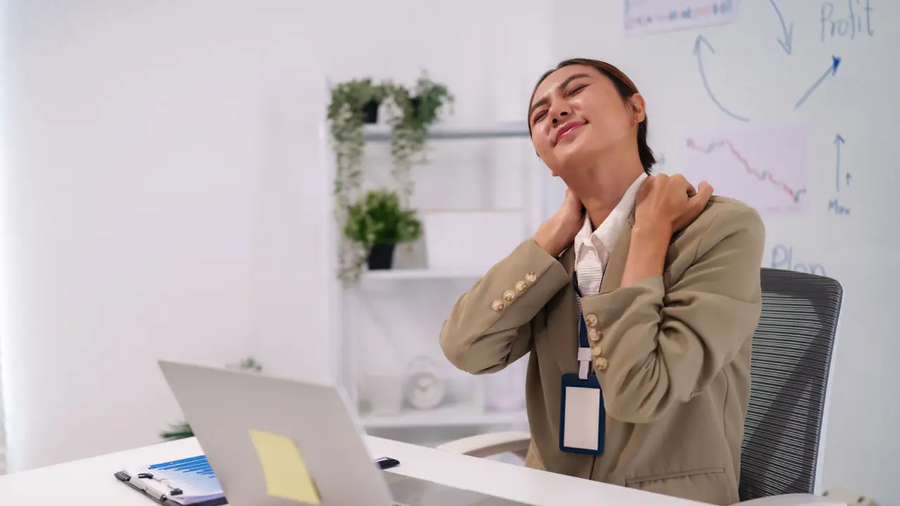 Laptopan Seharian Tanpa Sadar Bikin Cedera? Kenali RSI, Penyebab Tubuh Cepat Loyo Saat Bekerja